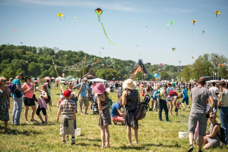 Tarp žemės ir dangaus