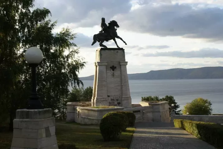 Памятник Василию Татищеву